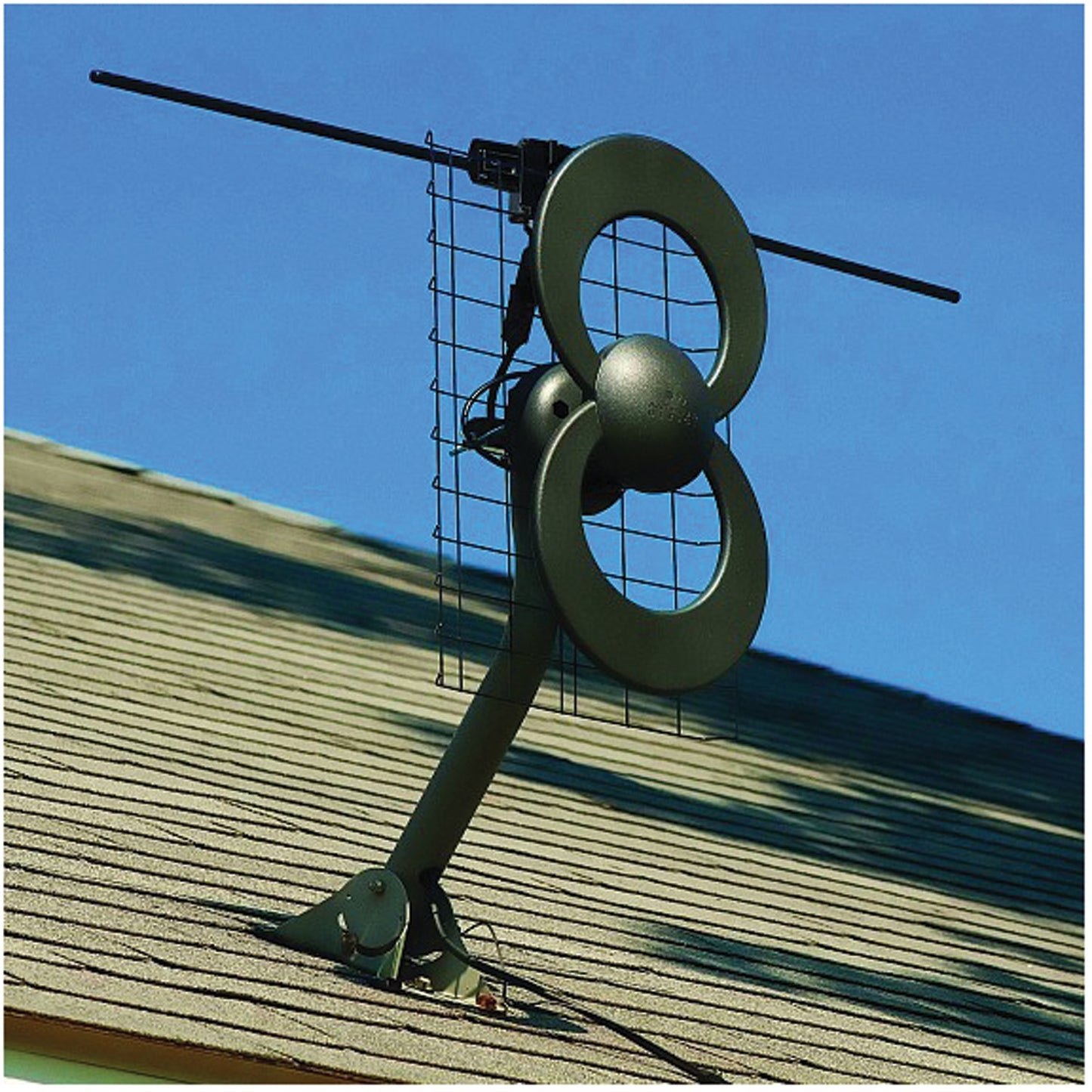 Antennas Direct C2-V-CJM ClearStream 2V UHF/VHF Indoor/Outdoor DTV Antenna with 20" Mount